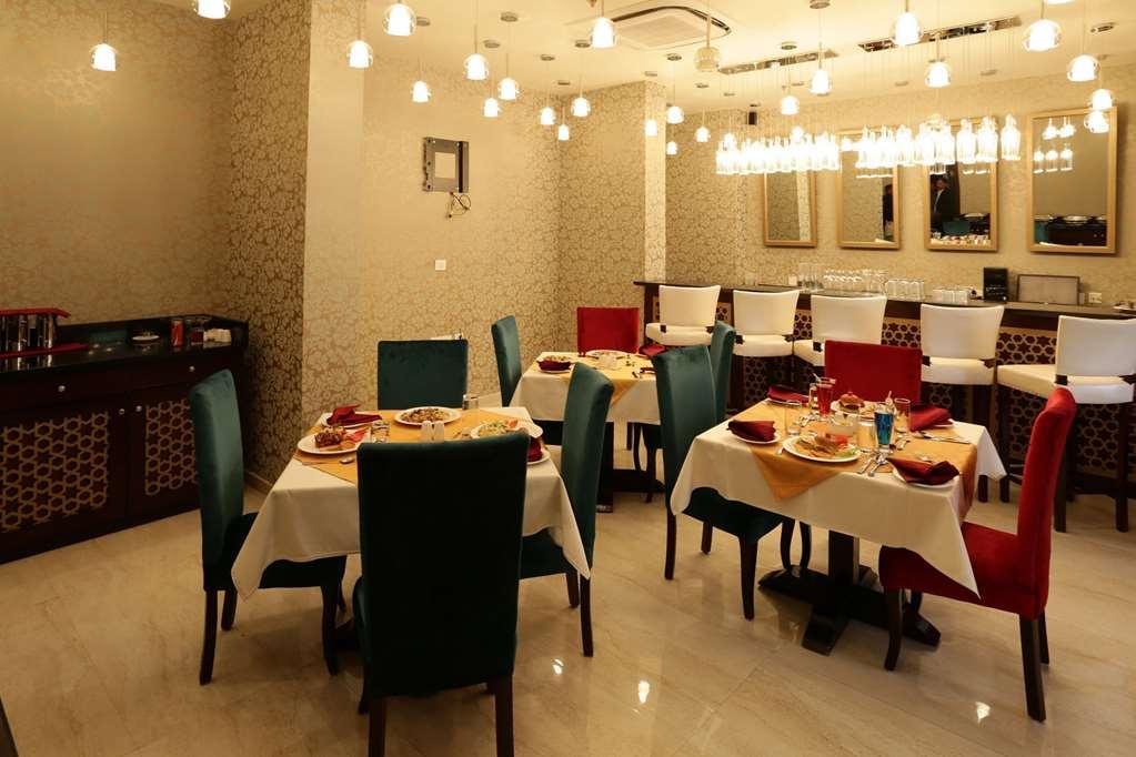 Comfort Inn Sapphire - A Inde Hotel Jaipur Restoran fotoğraf